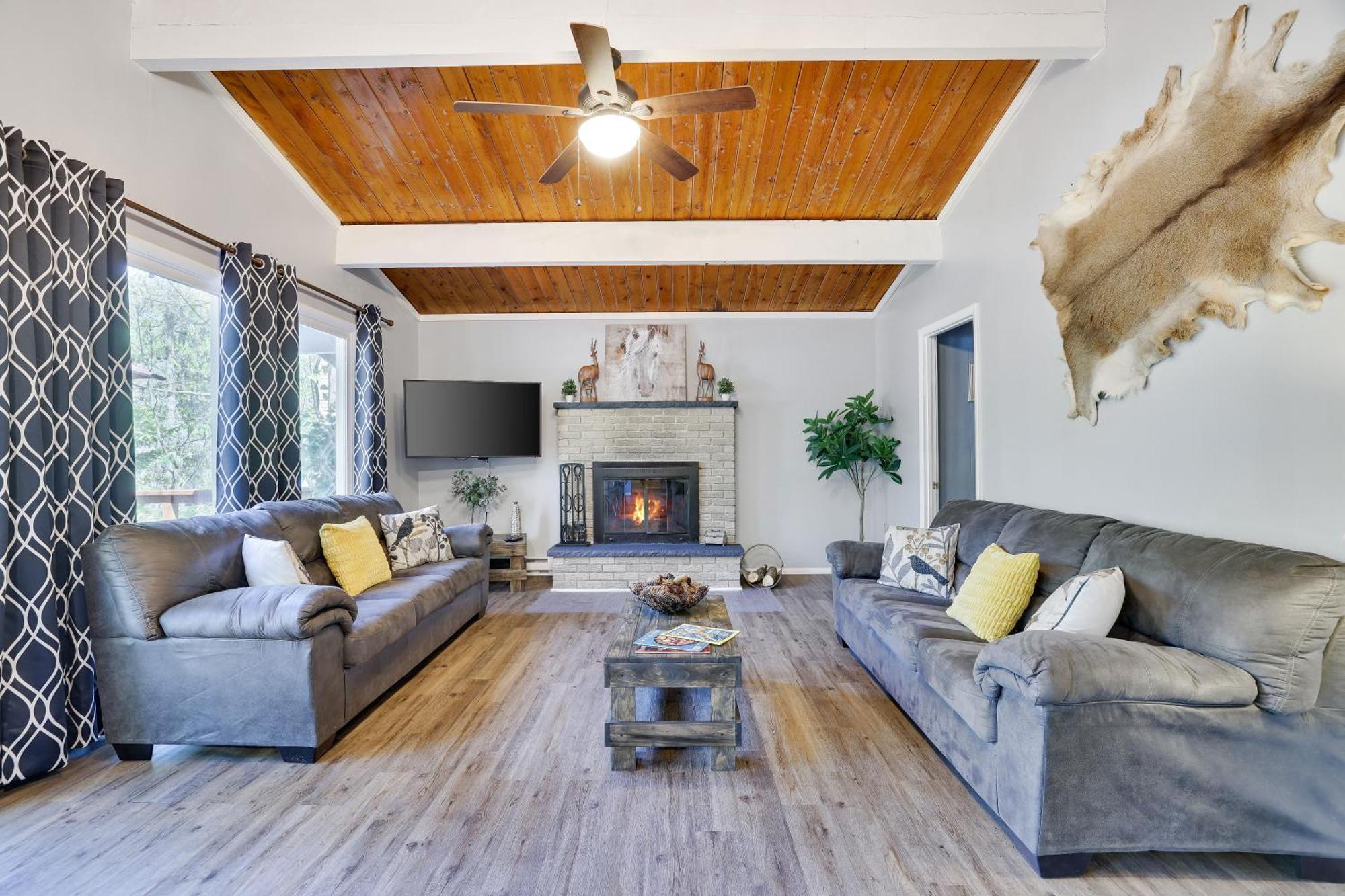 Chic And Stylish Home Hot Tub,4 Bedrooms, Game Movie Room, Firepit, Arcades, Playground On Site 2 Min Walk From Pool And Lake Tobyhanna Dış mekan fotoğraf